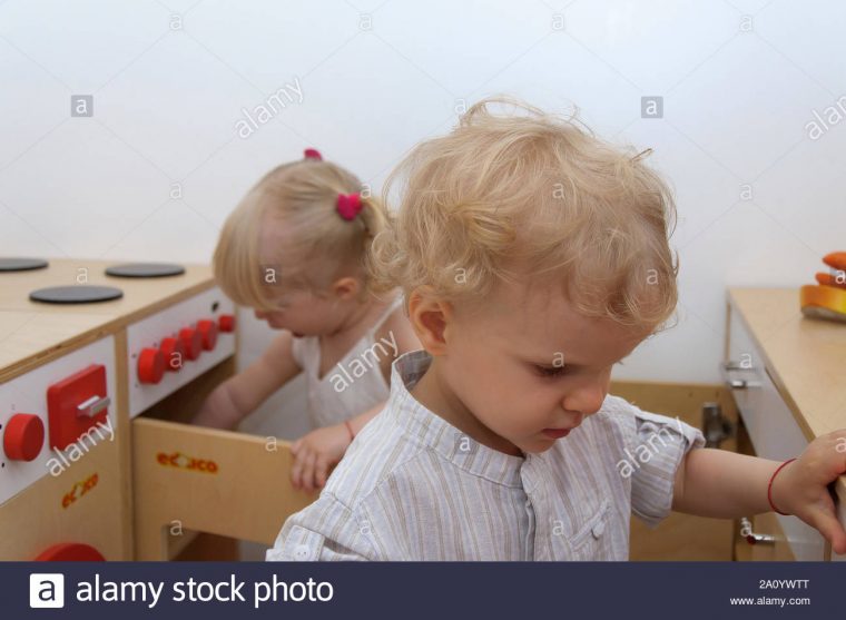 Deux Adorables Mignon De 2 Ans Vieux Cheveux Blonds Petite pour Jeux De Deux Fille