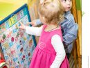 Deux Enfants En Classe D'école Maternelle De Montessori Jeu destiné Jeux De Deux Fille