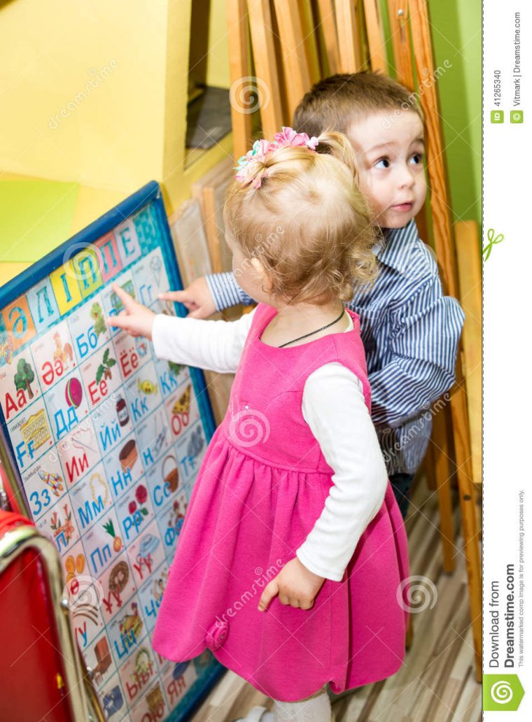 Deux Enfants En Classe D'école Maternelle De Montessori Jeu destiné Jeux De Deux Fille