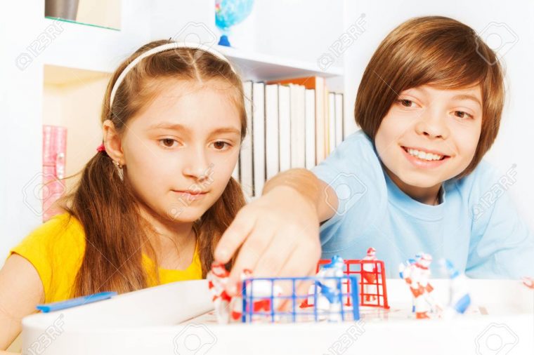 Deux Enfants, Garçon Et Fille À Jouer Au Hockey Sur Glace De Table Jeu De  Plateau Dans La Salle De Jeux dedans Jeux De Deux Fille