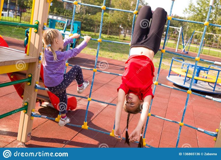 Deux Filles Caucasiennes Heureuses Ayant L'amusement Sur Le encequiconcerne Jeux De Deux Fille