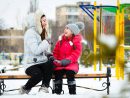 Deux Filles Heureuse, Mère Et Fille Assise Sur Un Banc Sur Une Aire De Jeux  Dans Le Parc De La Ville Au Jour D'hiver Glacial. encequiconcerne Jeux De Deux Fille