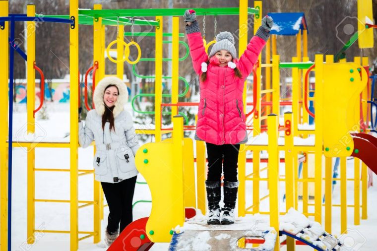 Deux Filles Heureuse, Mère Et Fille Jouant Sur Une Aire De Jeux Dans Le  Parc De La Ville Au Jour D'hiver Glacial. dedans Jeux De Deux Fille