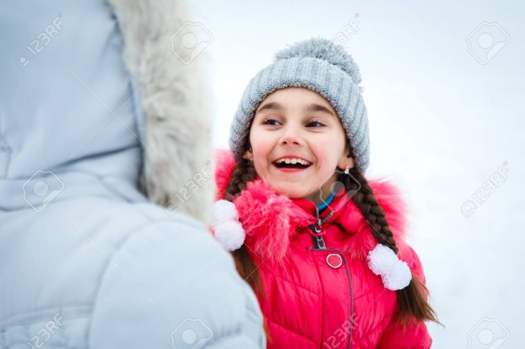 Deux Filles Heureuse, Mère Et Fille Jouant Sur Une Aire De Jeux Dans Le  Parc De La Ville Au Jour D'hiver Glacial. encequiconcerne Jeux De Deux Fille