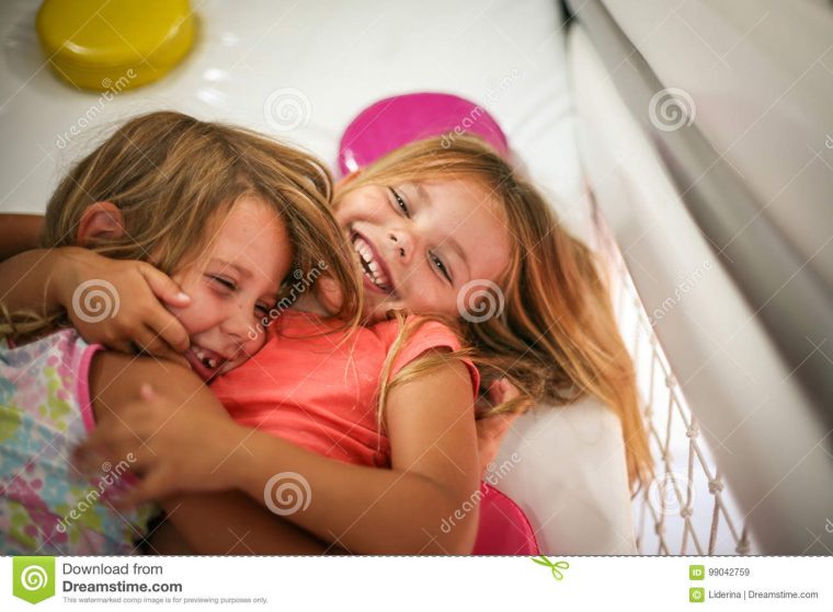 Deux Petites Filles Dans Le Terrain De Jeu Image Stock encequiconcerne Jeux De Deux Fille