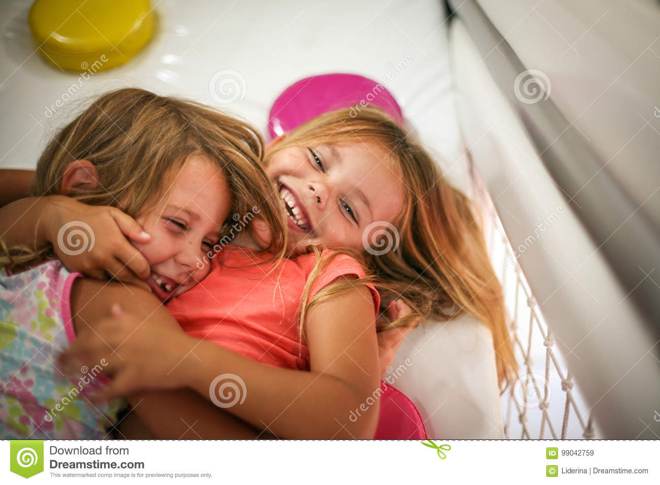 Deux Petites Filles Dans Le Terrain De Jeu Image Stock encequiconcerne Jeux De Deux Fille 