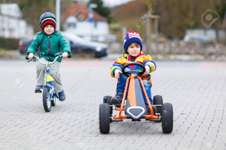 Deux Petits Amis Ayant Du Plaisir Avec Course De Jouet Voiture Et Vélo, En  Plein Air. Garçons Kid Ayant Une Compétition. Jeux De Plein Air Pour Les serapportantà Plein De Jeux De Voiture