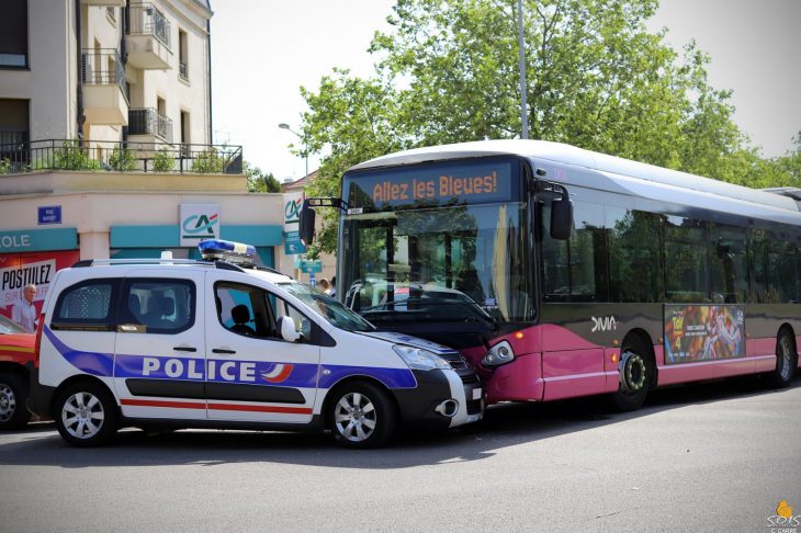 Dijon | Dijon : Un Bus Divia "allez Les Bleues" Et Une concernant Jeux De Accident De Voiture