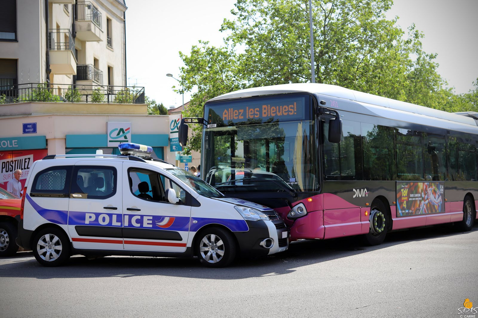 Dijon | Dijon : Un Bus Divia &quot;allez Les Bleues&quot; Et Une concernant Jeux De Accident De Voiture