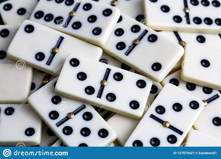 Dominos En Baisse Le Jeu De Domino Image Stock – Image Du serapportantà Jeu Du Domino