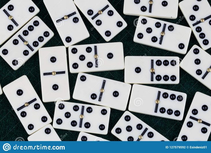 Dominos En Baisse Le Jeu De Domino Photo Stock – Image Du encequiconcerne Jeu Du Domino