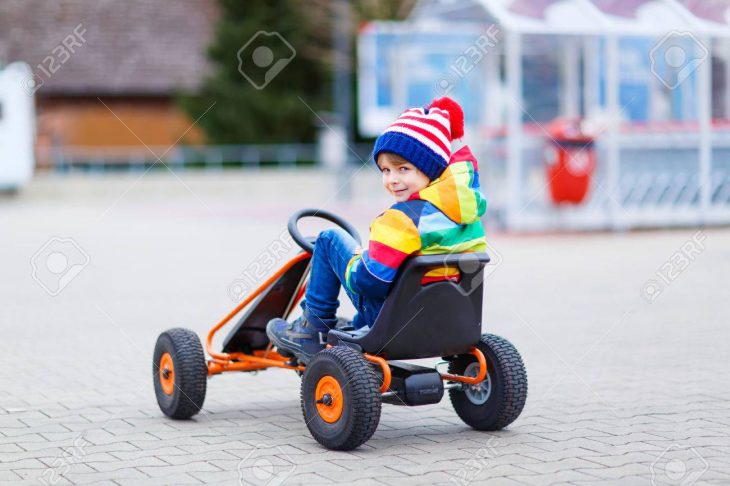 Drôle Petit Garçon D'âge Préscolaire S'amuser Avec La Voiture De Course De  Jouet, À L'extérieur. Enfant Au Volant De Voiture. Jeux De Plein Air Pour tout Plein De Jeux De Voiture