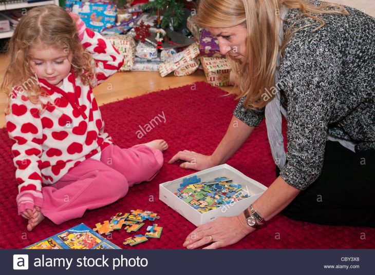 Enfant De 3 Ans Enfant Fille Enfant Jouant Avec Un Adulte destiné Puzzle Fille 3 Ans