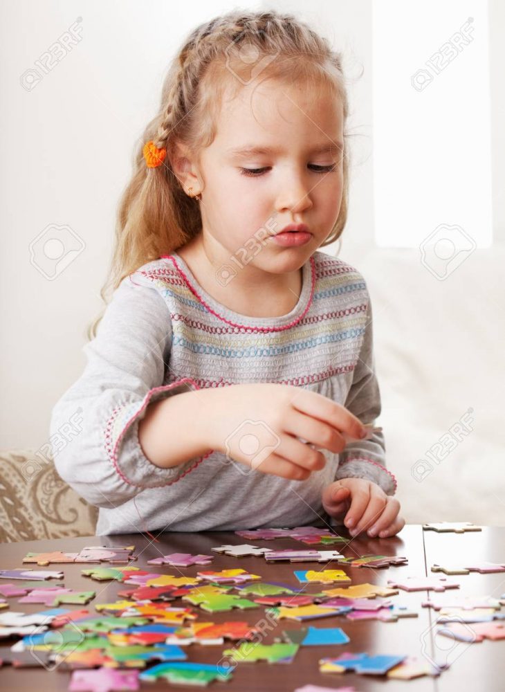 Enfant Jouant Puzzle. Jeu Petite Fille À La Maison concernant Jeux De Fille Puzzle