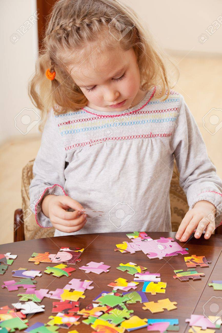 Enfant Jouant Puzzle. Jeu Petite Fille À La Maison destiné Jeux De Fille Puzzle 