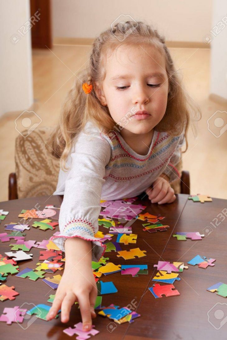 Enfant Jouant Puzzle. Jeu Petite Fille À La Maison serapportantà Jeux De Fille Puzzle