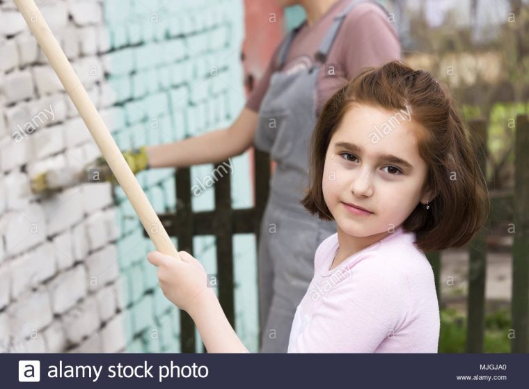 Enfants Jeux De Filles Peindre Les Murs Avec Le Rouleau Et tout Jeux De Peinture Pour Fille