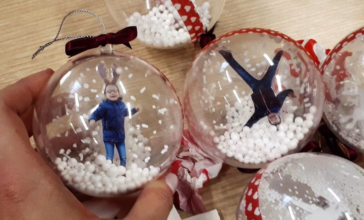 Et Hop, Dans Des Boules À Neige Pour Le Sapin. | Activité concernant Activité Manuelle Hiver Primaire