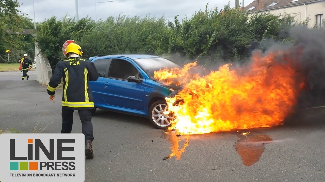 Feu De Voiture Accidentel (Car Fire) / Saclay (91) - France 30 Juillet 2013  ©Line Press tout Jeux De Voiture Avec Feu Rouge