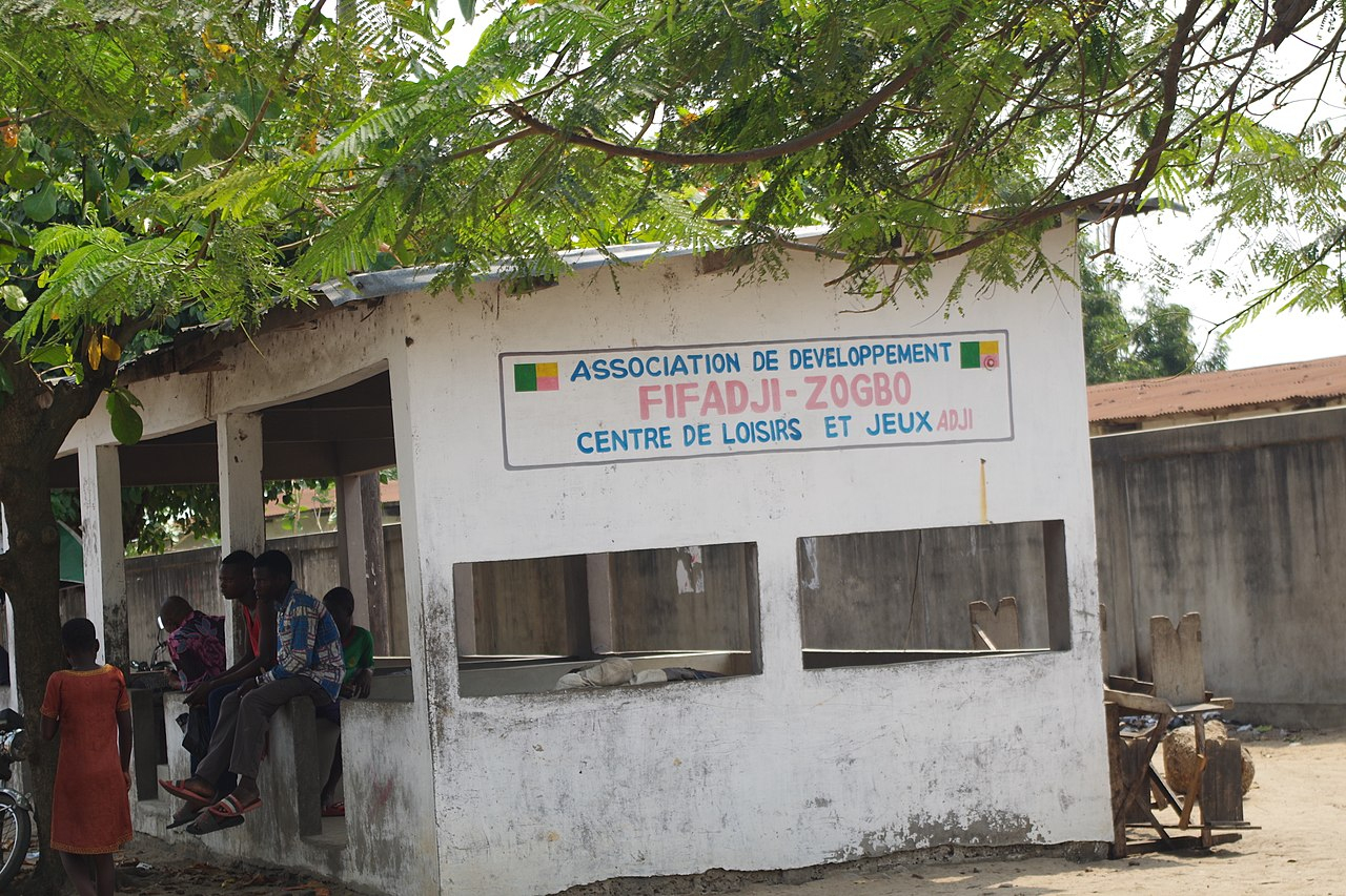 File:centre Jeu Traditionnel Adji Awalé (Domino) A Cotonou destiné Jeu Du Domino