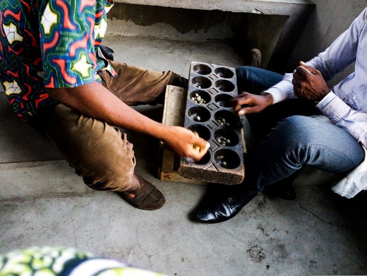 File:le Jeu Adji- Awalé (Domino) À Cotonou Quartier Fifadji pour Jeu Du Domino