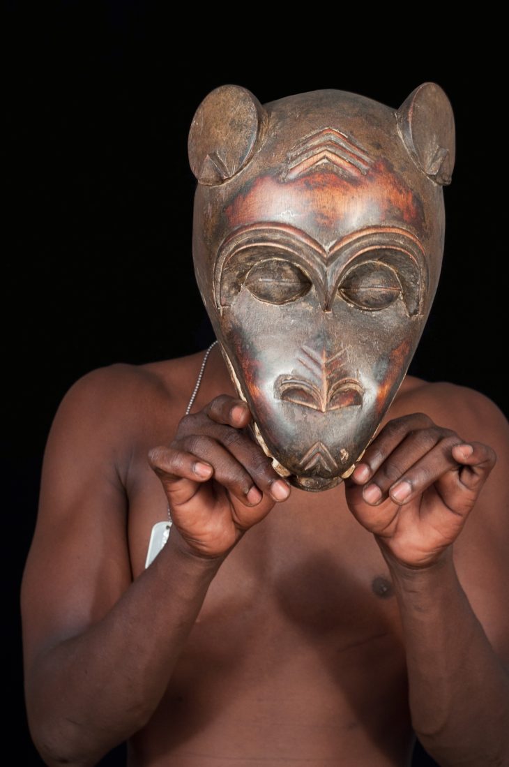 File:masque Africain Porté-Romanceor – Wikimedia Commons destiné Masque Afriquain