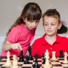 Fille Aidant Garçon Tout En Jouant Un Jeu D'échecs Sur Le Grand Échiquier. intérieur Tout Les Jeux De Fille Et De Garcon