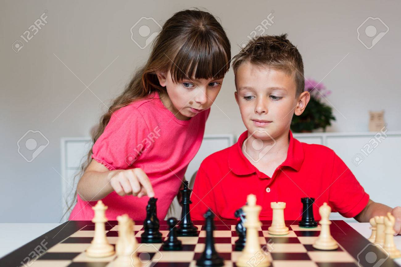 Fille Aidant Garçon Tout En Jouant Un Jeu D'échecs Sur Le Grand Échiquier. intérieur Tout Les Jeux De Fille Et De Garcon