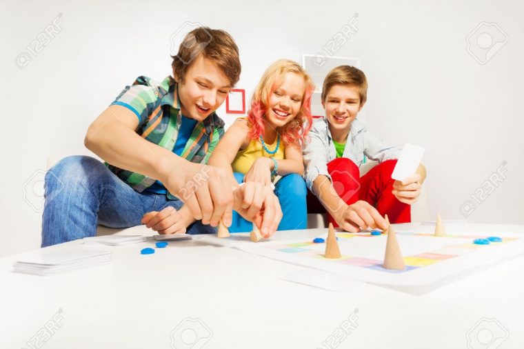 Fille Et Deux Garçons Jouant Jeu De Table À La Maison encequiconcerne Jeux De Deux Fille