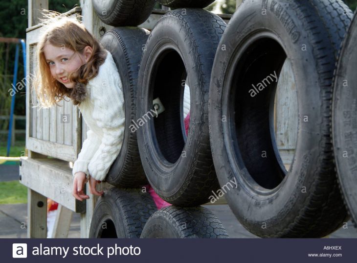 Fille Jouant Sur De Vieux Pneus De Voiture Aire De Jeux Pour serapportantà Jeux De Fille De Voiture