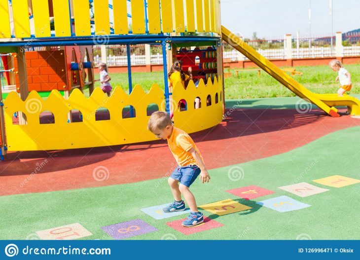 Folâtre Des Jeux Pour Des Enfants Pendant L'été Dehors Image dedans Jeux De Vetement Pour Garçon