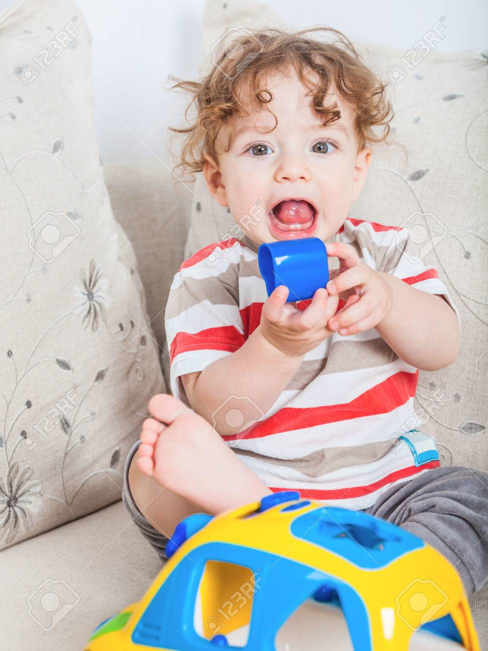 Gé De 11 Mois Jeu Portrait De Bébé Avec Une Voiture De Jouet. dedans Jeux Bebe Voiture 