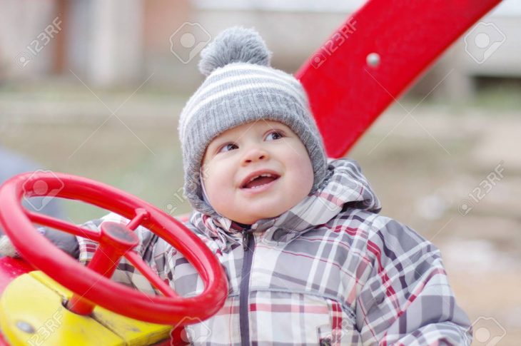 Ge De Bébé Heureux 1 Année Voiture De Sourire Conduisant Sur Les Jeux avec Jeux Bebe Voiture