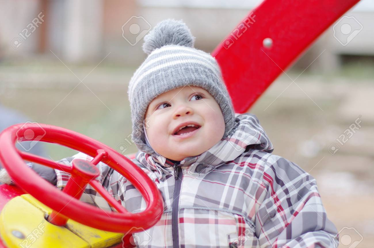 Ge De Bébé Heureux 1 Année Voiture De Sourire Conduisant Sur Les Jeux avec Jeux Bebe Voiture