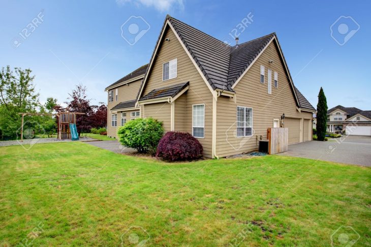 Grande Maison Avec Jardin Aire De Jeux, Pelouse, Garage Et L'entrée pour Jeux De Grande Maison