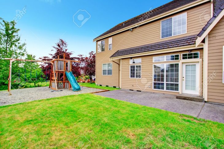 Grande Maison Avec Jardin Aire De Jeux. Vue De Balançoires Et Toboggan avec Jeux De Grande Maison