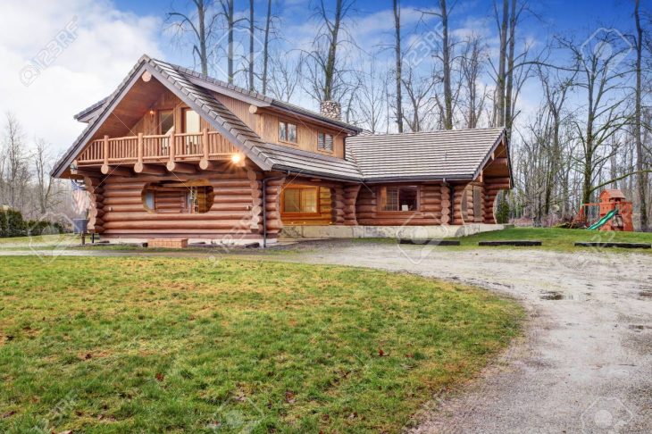 Grande Maison Cabane En Bois Rond Extérieur Avec Jeux Pour Enfants.  Northwest, États-Unis pour Jeux De Grande Maison