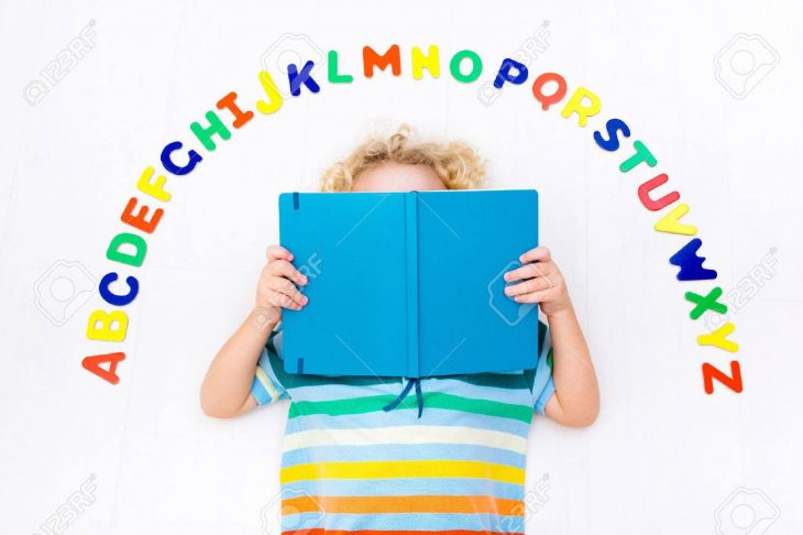 Heureux L'apprentissage Des Enfants D'âge Préscolaire À Lire Et À Écrire En  Jouant Avec Colorés Lettres De L'alphabet Romain. Jouets Abc Éducatifs Et concernant Apprendre Les Lettres En Jouant