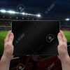 Homme Tenant La Tablette Avec Écran Blanc Sur Le Jeu De Football. Stade En  Arrière-Plan. destiné Jeux Foot Tablette