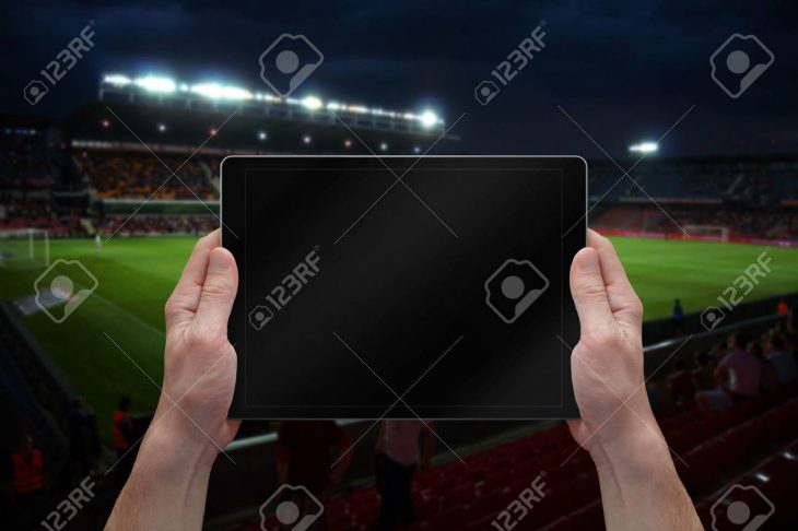 Homme Tenant La Tablette Avec Écran Blanc Sur Le Jeu De Football. Stade En  Arrière-Plan. destiné Jeux Foot Tablette