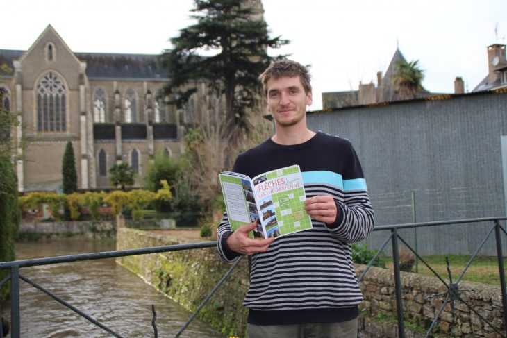 Il Sort Un Livre De Mots Fléchés Sur Le Patrimoine De La serapportantà Homme De Gout Mots Croises