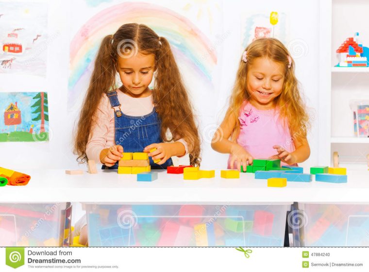 Jeu De Deux Filles Avec Des Blocs Dans La Classe Photo Stock dedans Jeux De Deux Fille