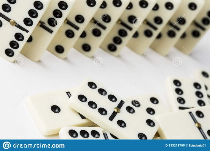 Jeu De Domino D'isolement Sur Le Fond Blanc Image Stock tout Jeu Du Domino