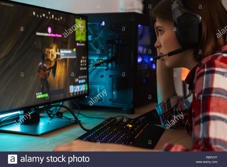 Jeune Femme En Colère Nerveux Gamer Jouer En Ligne Jeux D avec Jeux Sur Ordinateur En Ligne