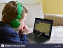 Jeune Garçon À Jouer En Ligne Jeux D'ordinateur Sur destiné Jeux Sur Ordinateur En Ligne