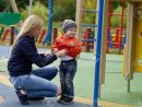 Jeune Mère Et Le Bébé Garçon Jouant Sur L'aire De Jeux Dans Le Parc De  L'automne encequiconcerne Jeux De Bébé Garçon