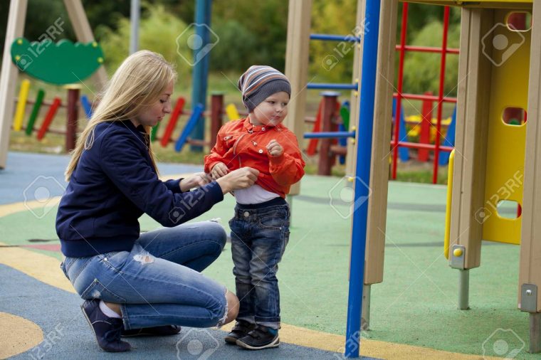 Jeune Mère Et Le Bébé Garçon Jouant Sur L'aire De Jeux Dans Le Parc De  L'automne encequiconcerne Jeux De Bébé Garçon