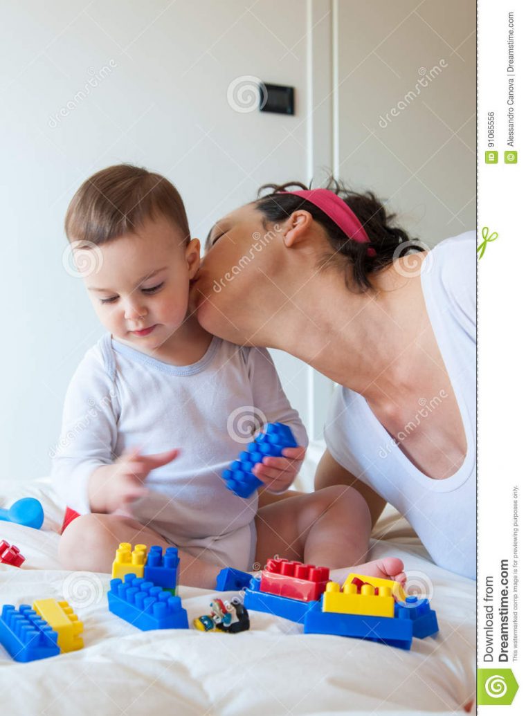 Jeux De Bébé Avec Des Briques De Lego Photo Stock – Image Du pour Brique Pour Bebe