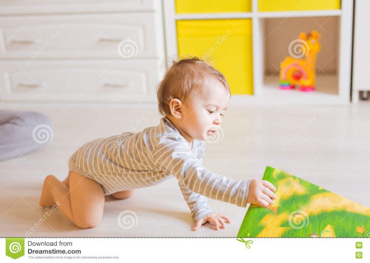 Jeux De Bébé Garçon Dans Sa Chambre Image Stock – Image Du destiné Jeux De Bébé Garçon