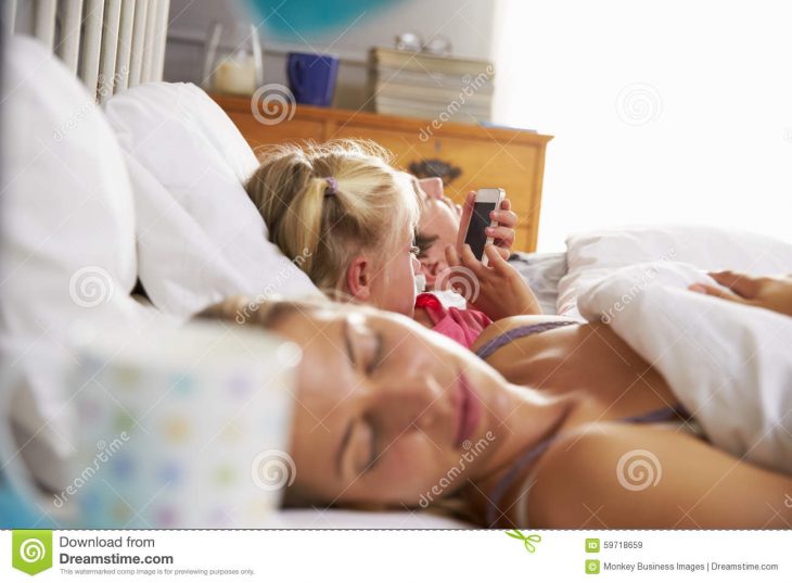 Jeux De Fille Avec Le Téléphone Portable Dans Le Lit Comme intérieur Jeux De Fille De Telephone